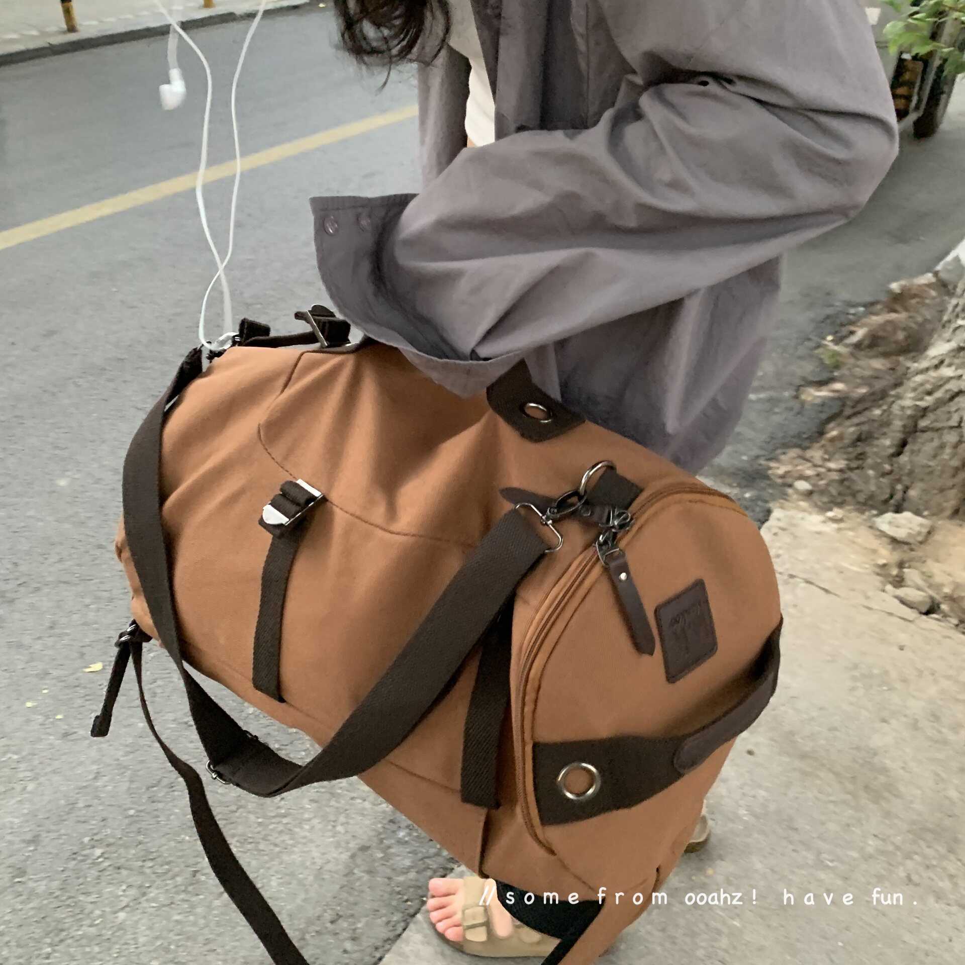 青年斜跨旅行包耐磨登山包