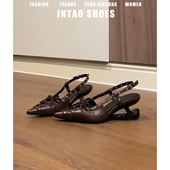 复古尖头坡跟高跟鞋 高级感棕色铆钉包头凉鞋 女夏外穿精致2026新款