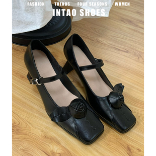 黑色方头花朵高跟鞋女粗跟2026早春新款一字带法式温柔玛丽珍单鞋