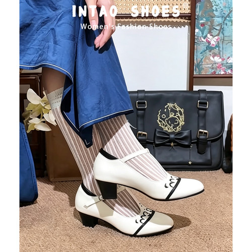 设计感手工雕花白色T字带单鞋女