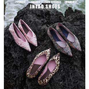 设计感小众法式尖头单鞋女平底2026春季新款一脚蹬浅口亮片奶奶鞋