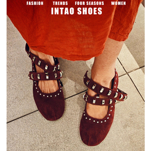 酒红色复古铆钉玛丽珍鞋女平底2026年春季新款法式一字带褶皱单鞋