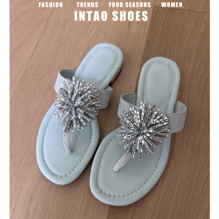 巨好看烟花水钻夹趾拖女夏季2026新款海边度假沙滩鞋辣妹人字凉拖