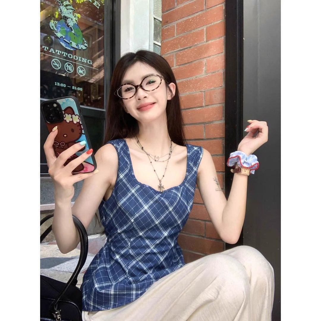 法式收腰格纹方领无袖背心女夏季2025新款小心机褶皱露腰外穿上衣