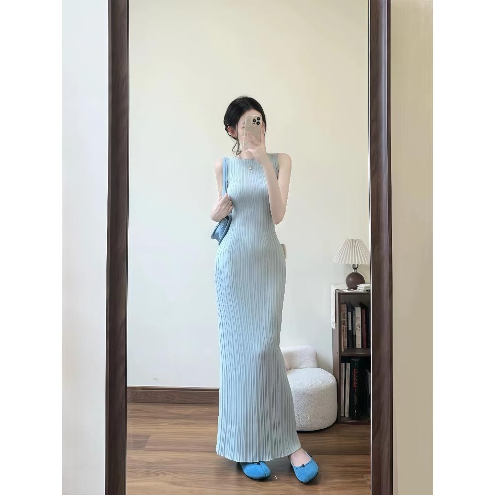 浅蓝色温柔风冰丝无袖圆领连衣裙女2025夏季御姐修身包臀针织长裙