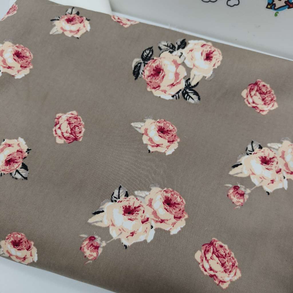 卡其色弹力纱卡复古玫瑰花满印3米 厚款做外套裙子包包