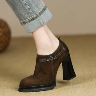 2026年春季羊猄皮超高粗跟磨砂皮带金属装饰复古侧拉链深口单鞋女