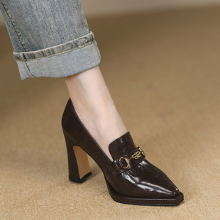女9cm 真皮一脚蹬金属扣尖头高跟鞋 棕色复古深口单鞋 女粗跟春秋款