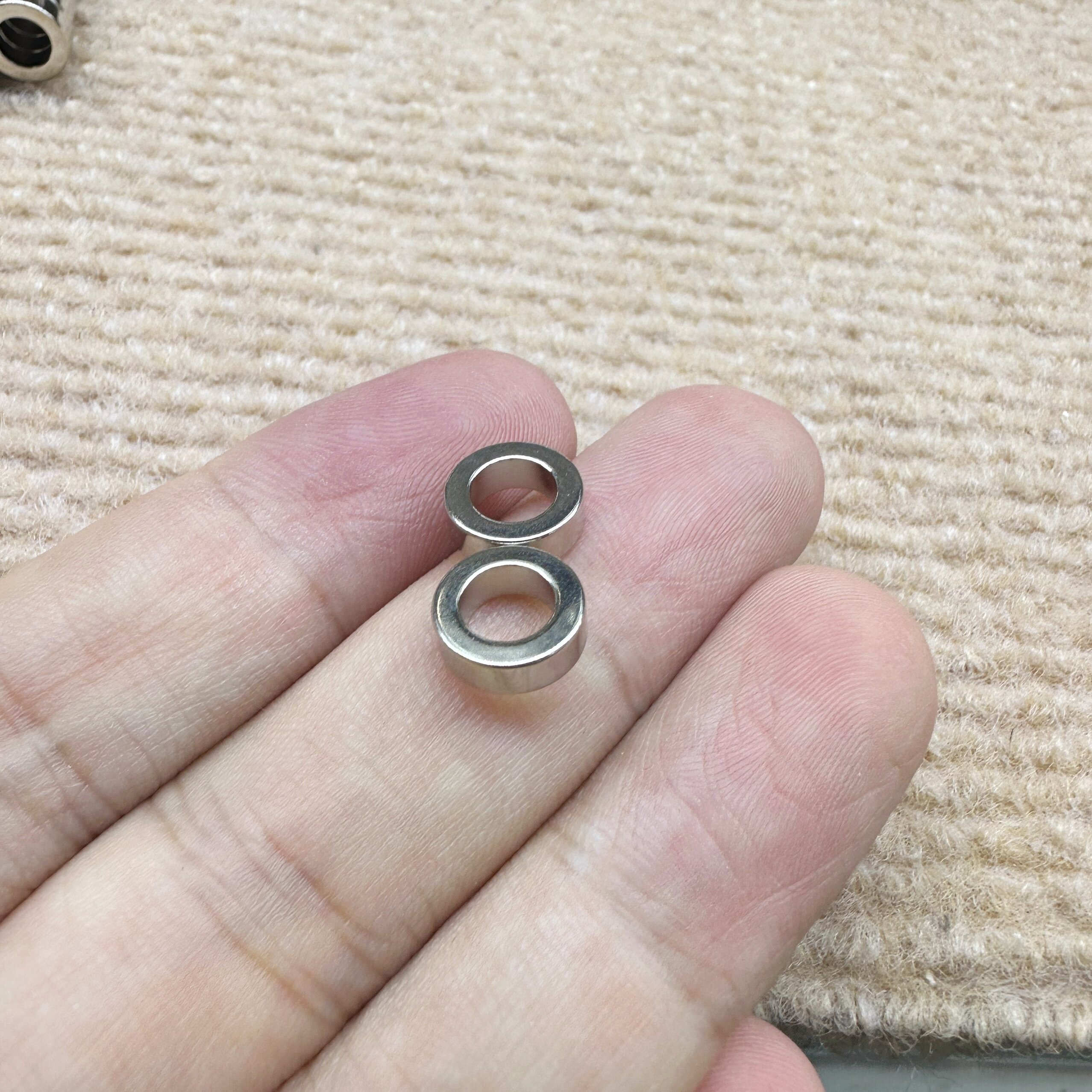 N38性能径向充磁9-5.5*3毫米直孔圆环稀土强磁实验用磁性材料磁铁