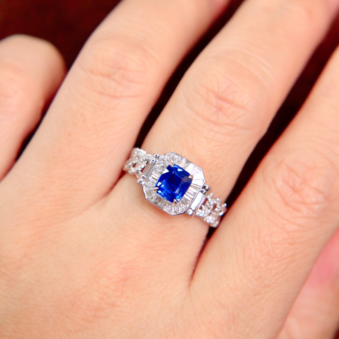 18k金镶钻蓝宝石戒指 T方钻围镶加古巴链元素戒臂 个性不易撞款