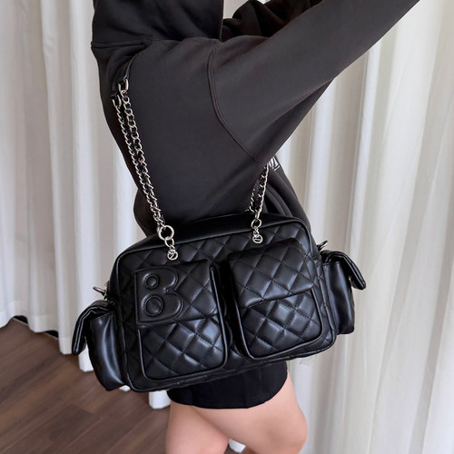 2801菱格纹多口袋斜挎机车包