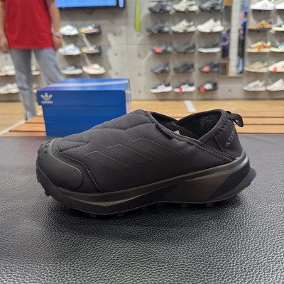 阿迪达斯户外徒步鞋一脚蹬