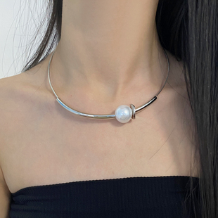 单颗珍珠金属项圈女个性银色简约项链锁骨链潮高级感choker脖颈链