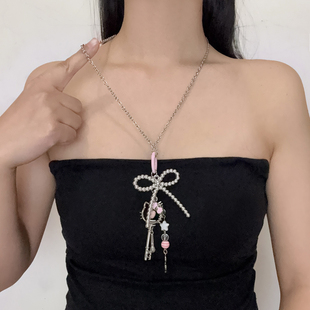 日韩个性可爱卡通kt猫钥匙蝴蝶结吊坠项链女多元素小众甜酷毛衣链