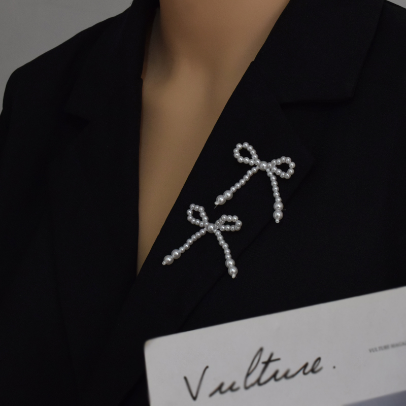 明星同款珍珠蝴蝶结胸针配饰网红新款性感百搭胸花西装别针潮酷女