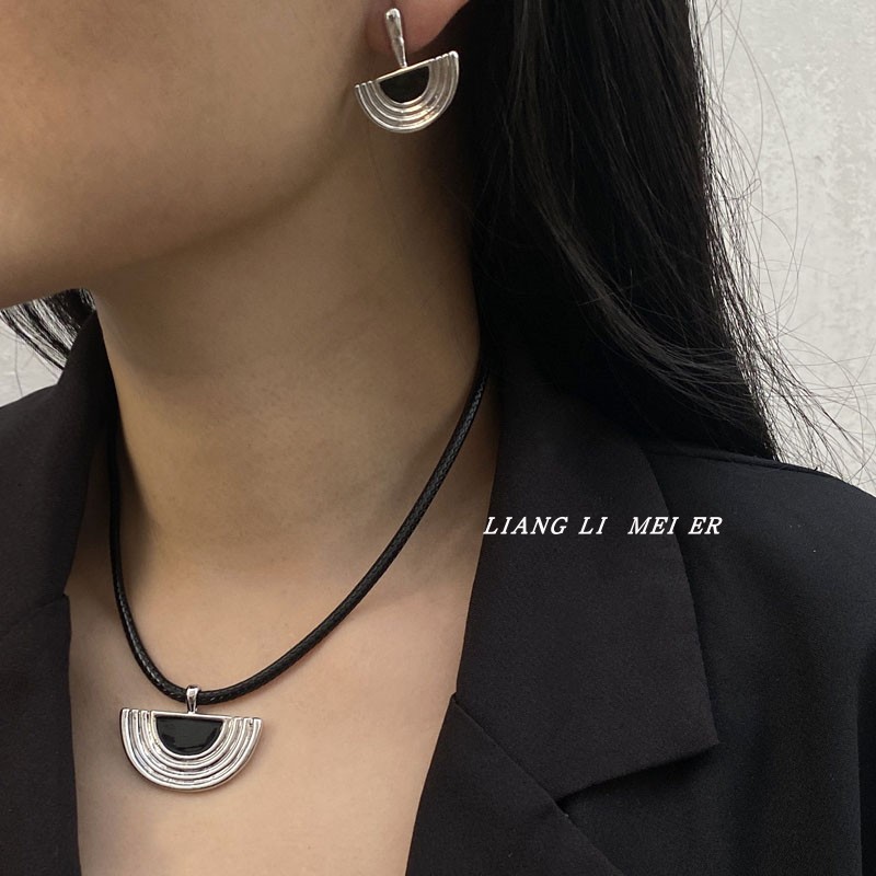 金属皮绳女几何扇形半圆项链