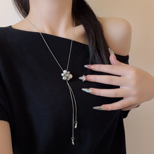 钛钢链可调节珍珠花簇水滴吊坠项链女轻奢高级感冷淡风长款毛衣链