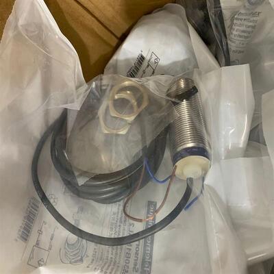 电感式接近传感器XS618B1PAL2圆柱型接近开关