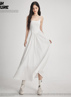 SLASH 法式简约白色吊带长裙女方领收腰显瘦大摆褶皱温柔风连衣裙