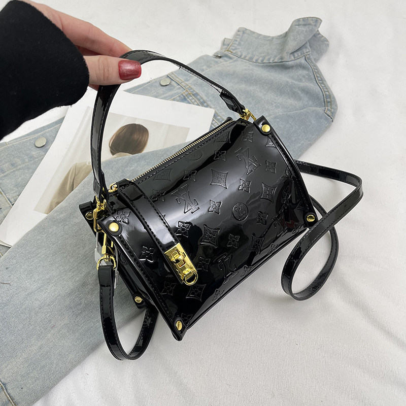 时尚漆皮小方包包女2025新款时尚亮面斜挎小方包百搭单肩手提女包