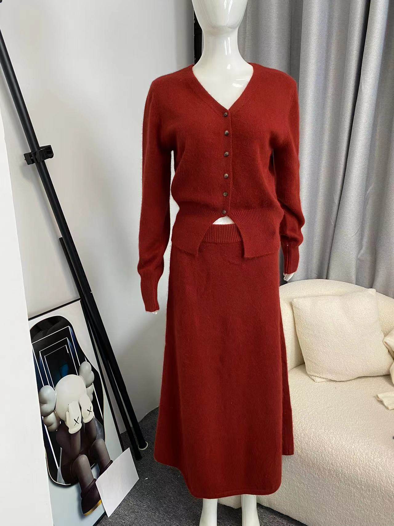 诗文 冬季恋歌 简约V领白色针织开衫/a字半身中长裙毛衣套装女