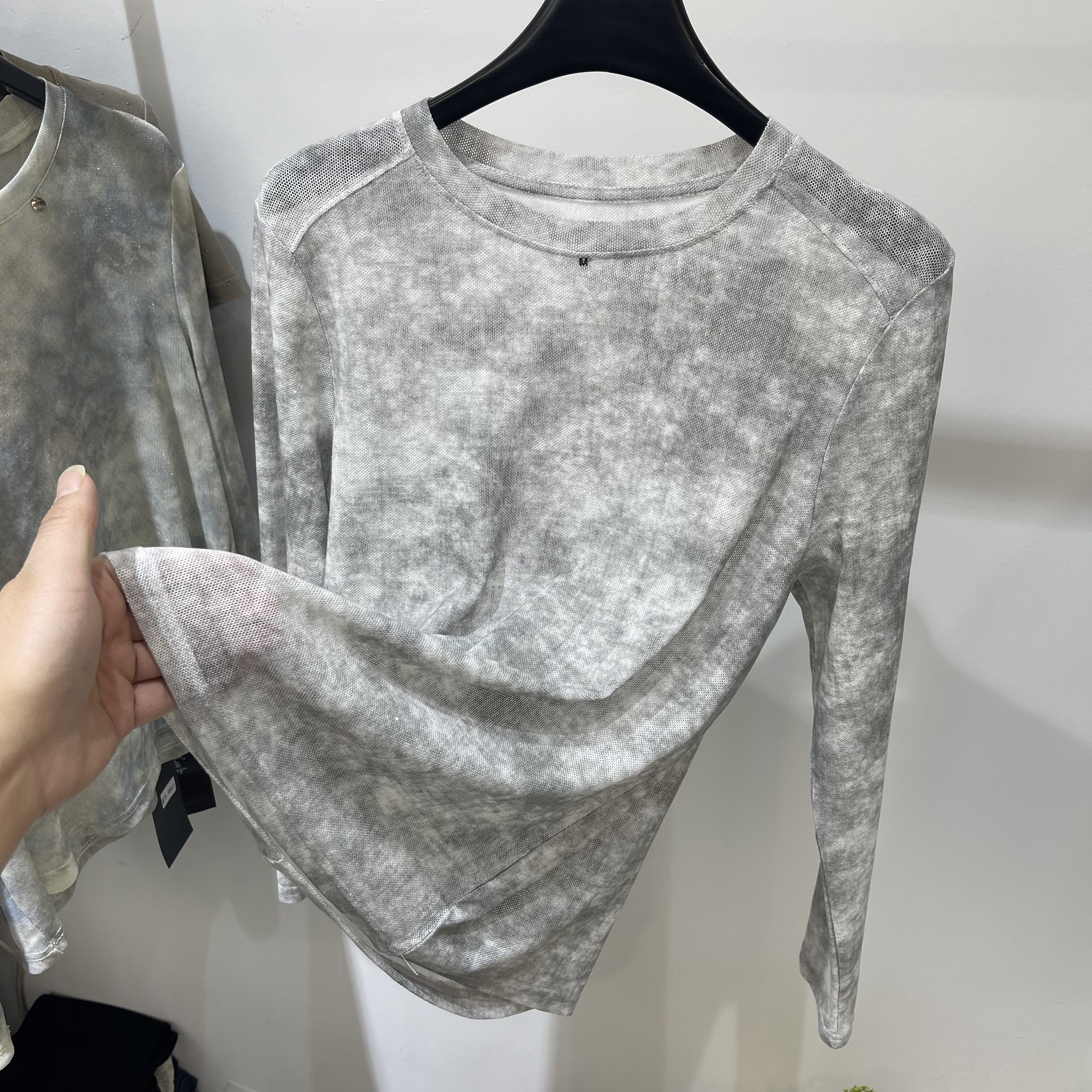 圆领钉珠轻薄款晕染印花长袖T恤女2026春季新款宽松打底衫上衣潮