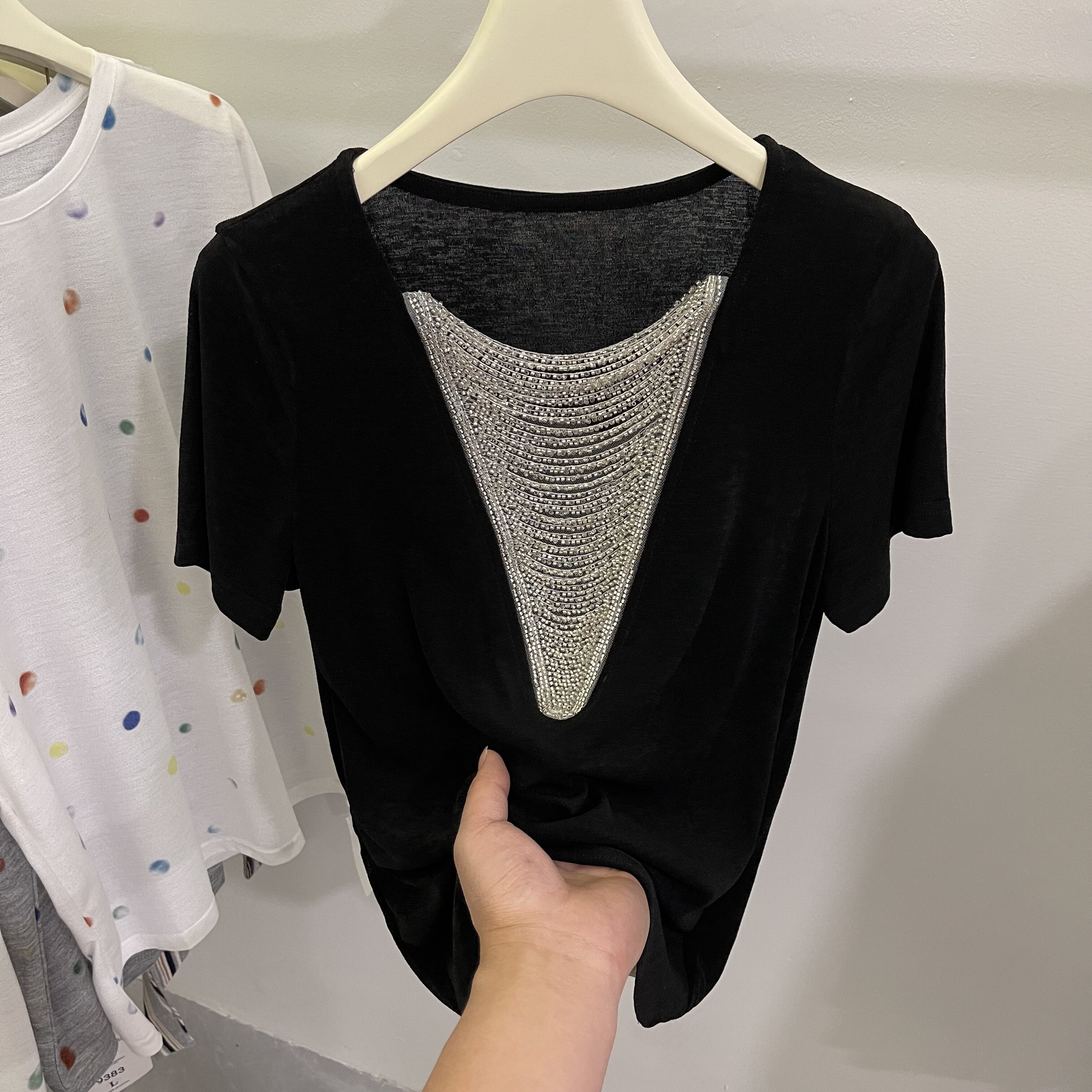 高级感V领重工醋酸串珠短袖T恤女2026春夏新款显瘦百搭打底衫上衣