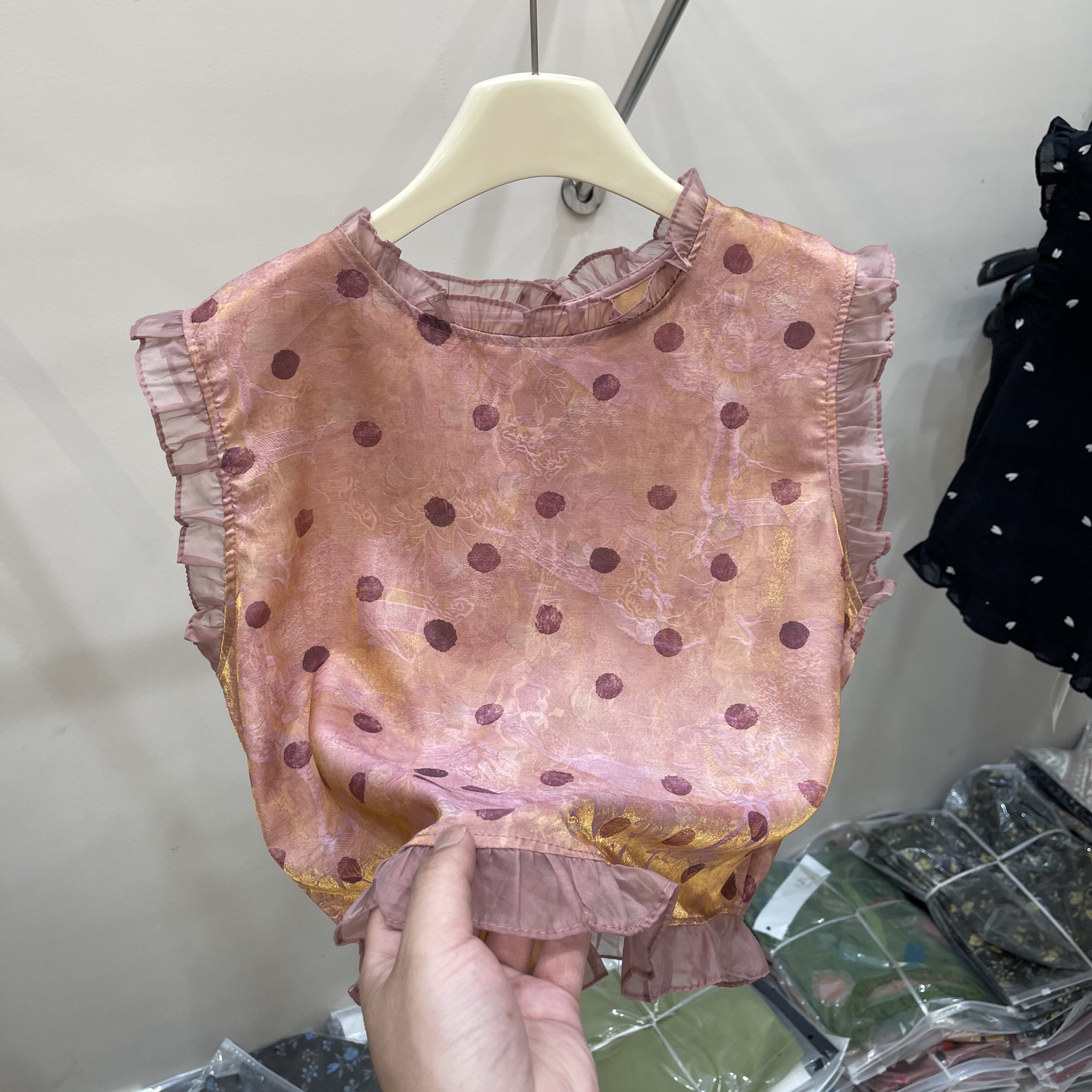 糖果风木耳边无袖波点晕染小衫女