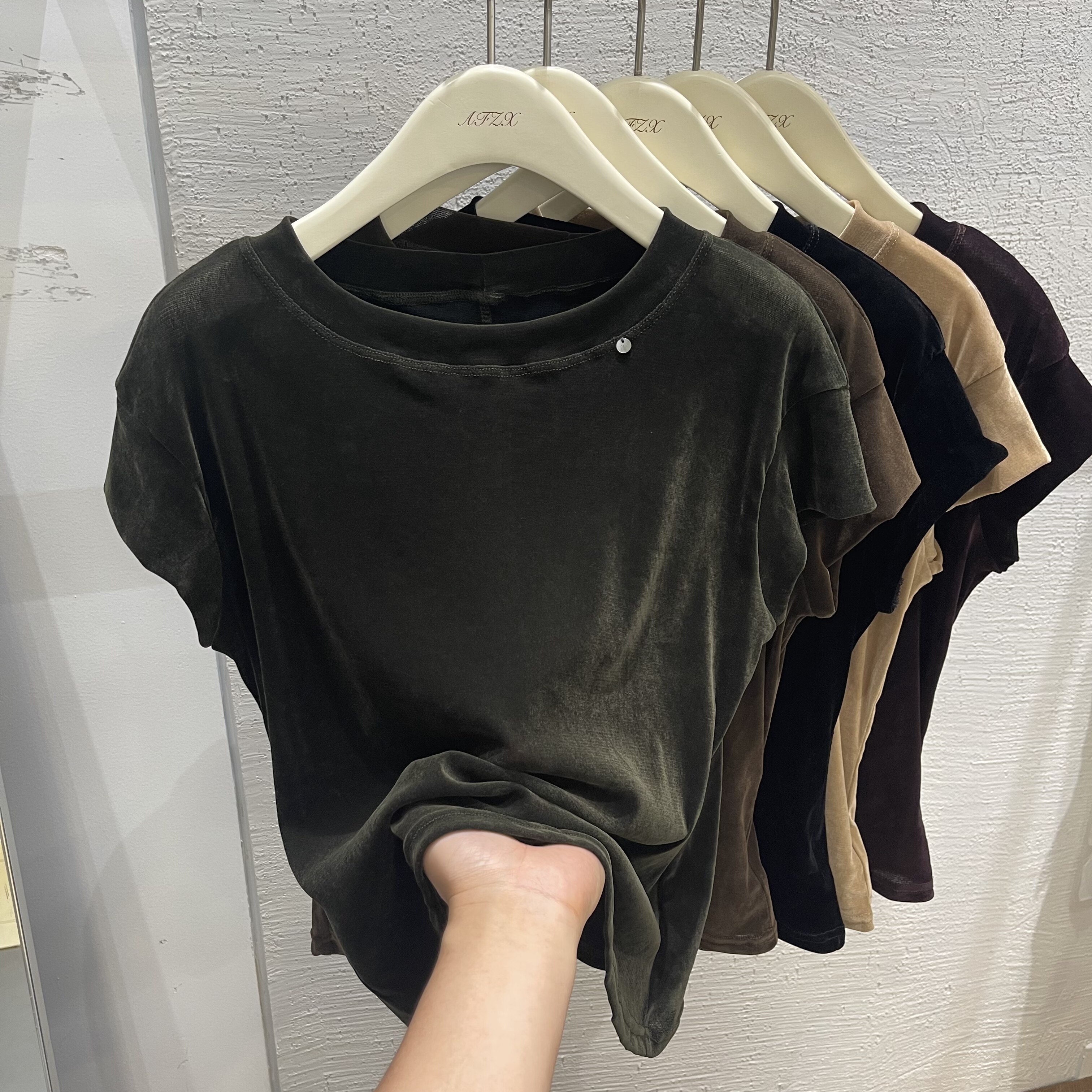 圆领钉珠拼接丝绒短袖T恤女修身