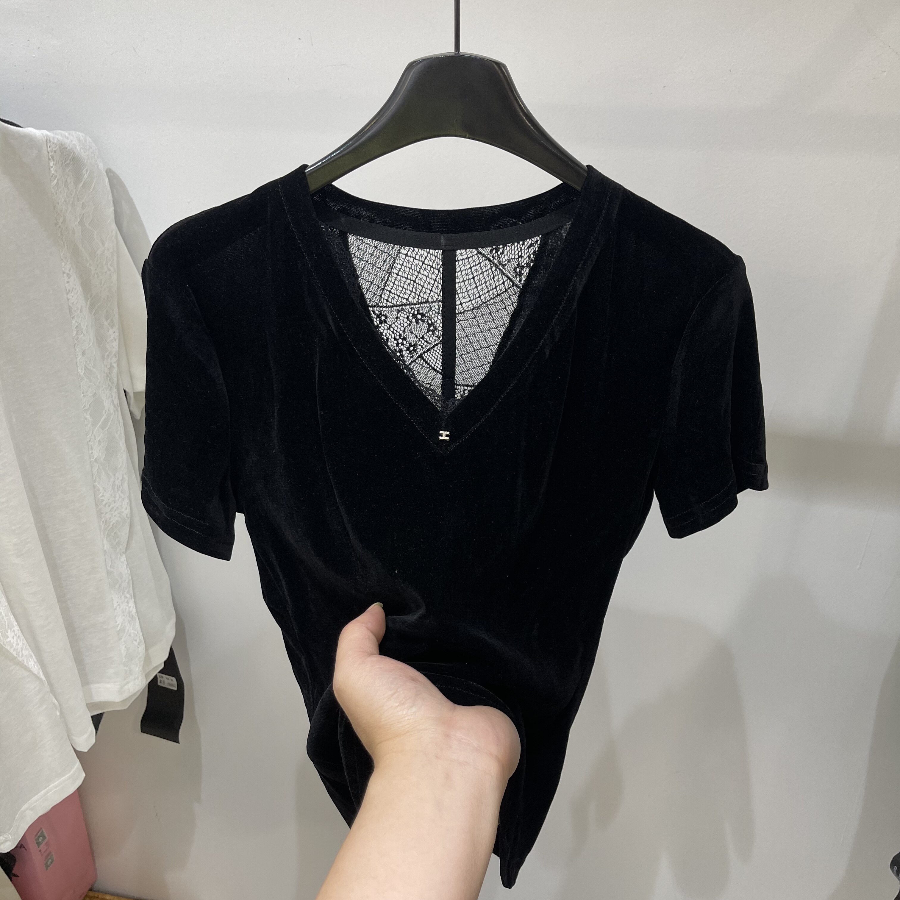 V领蕾丝拼接丝绒短袖T恤女显瘦