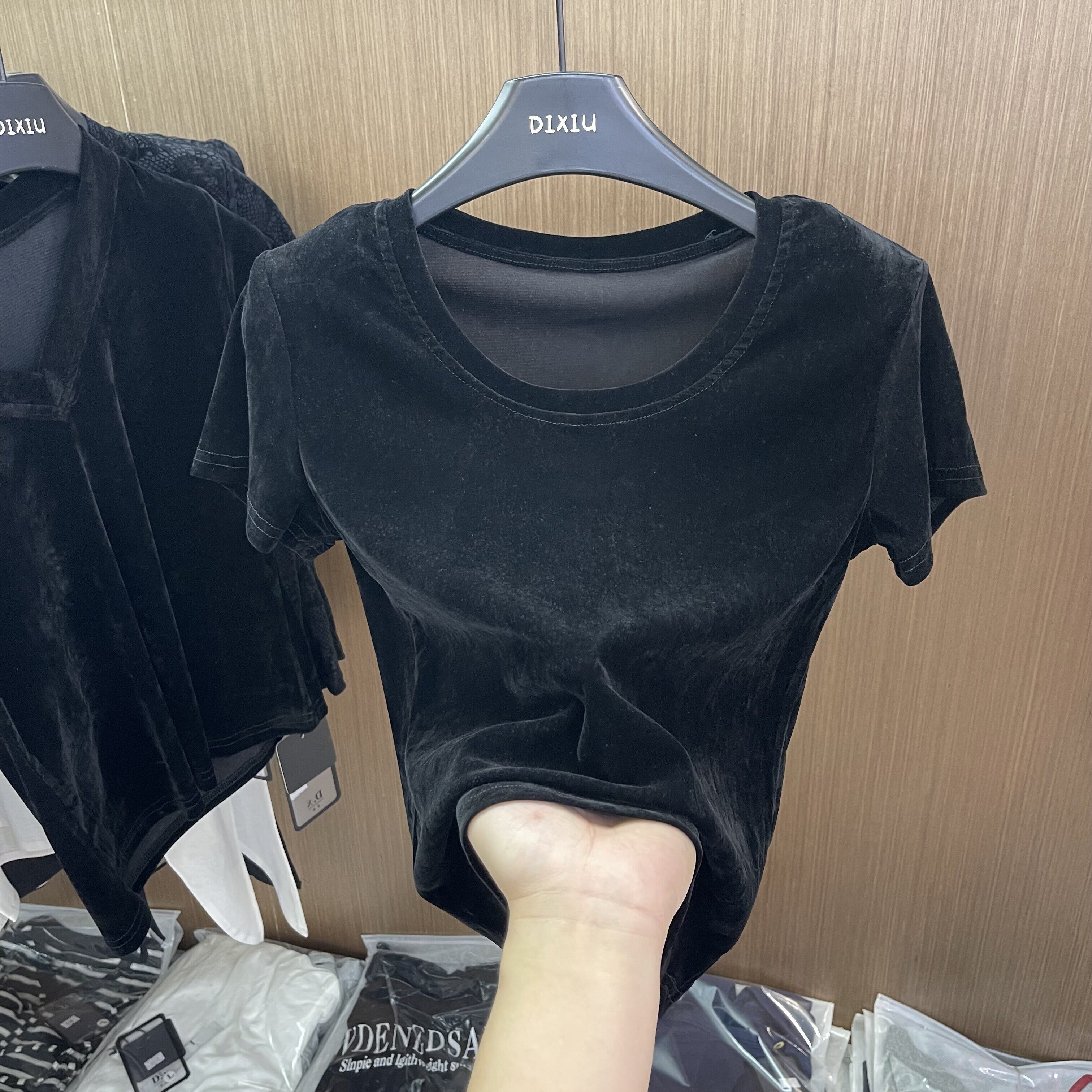 百搭黑色丝绒亲肤短袖垫肩T恤女