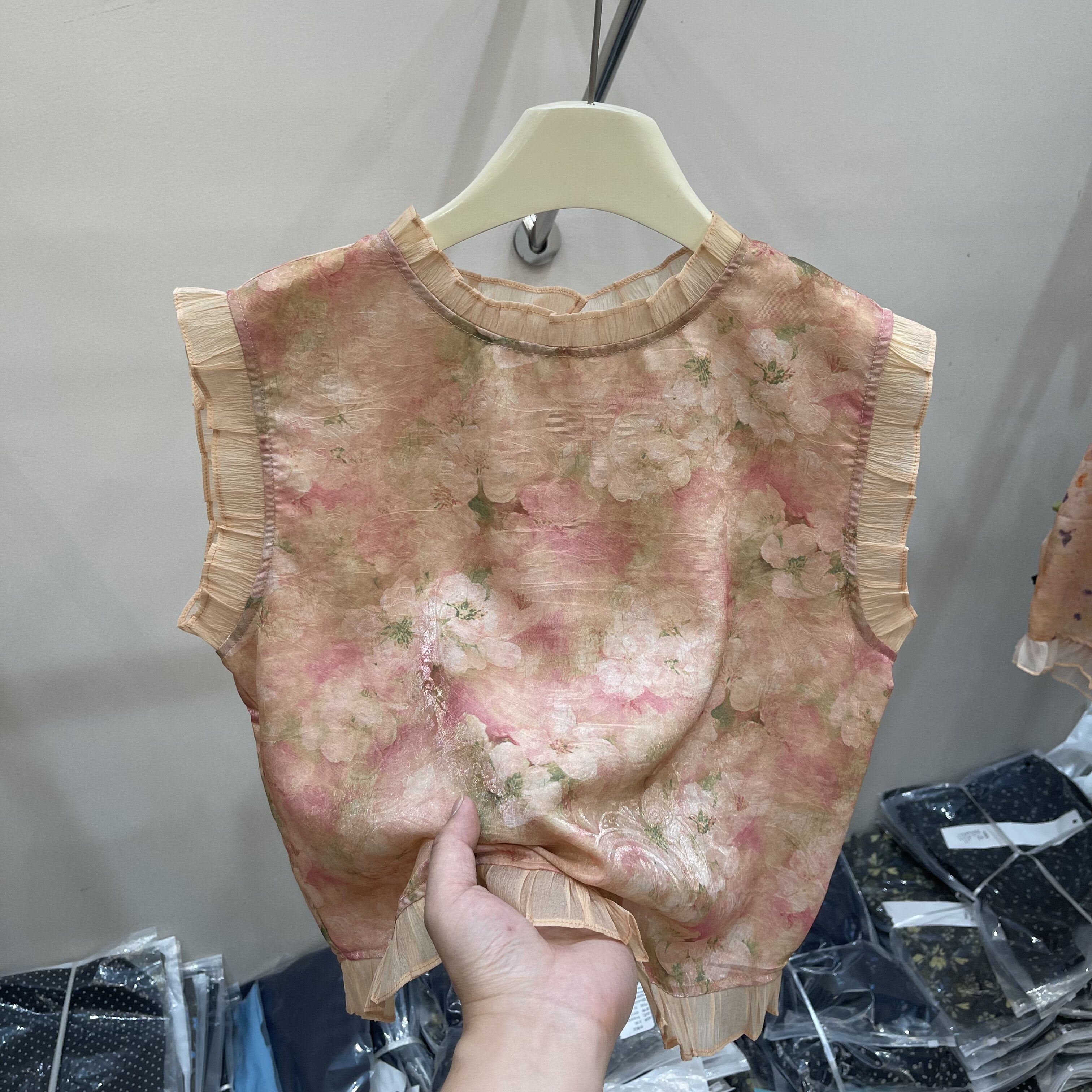 甜美碎花后背纽扣无袖小衫女轻薄
