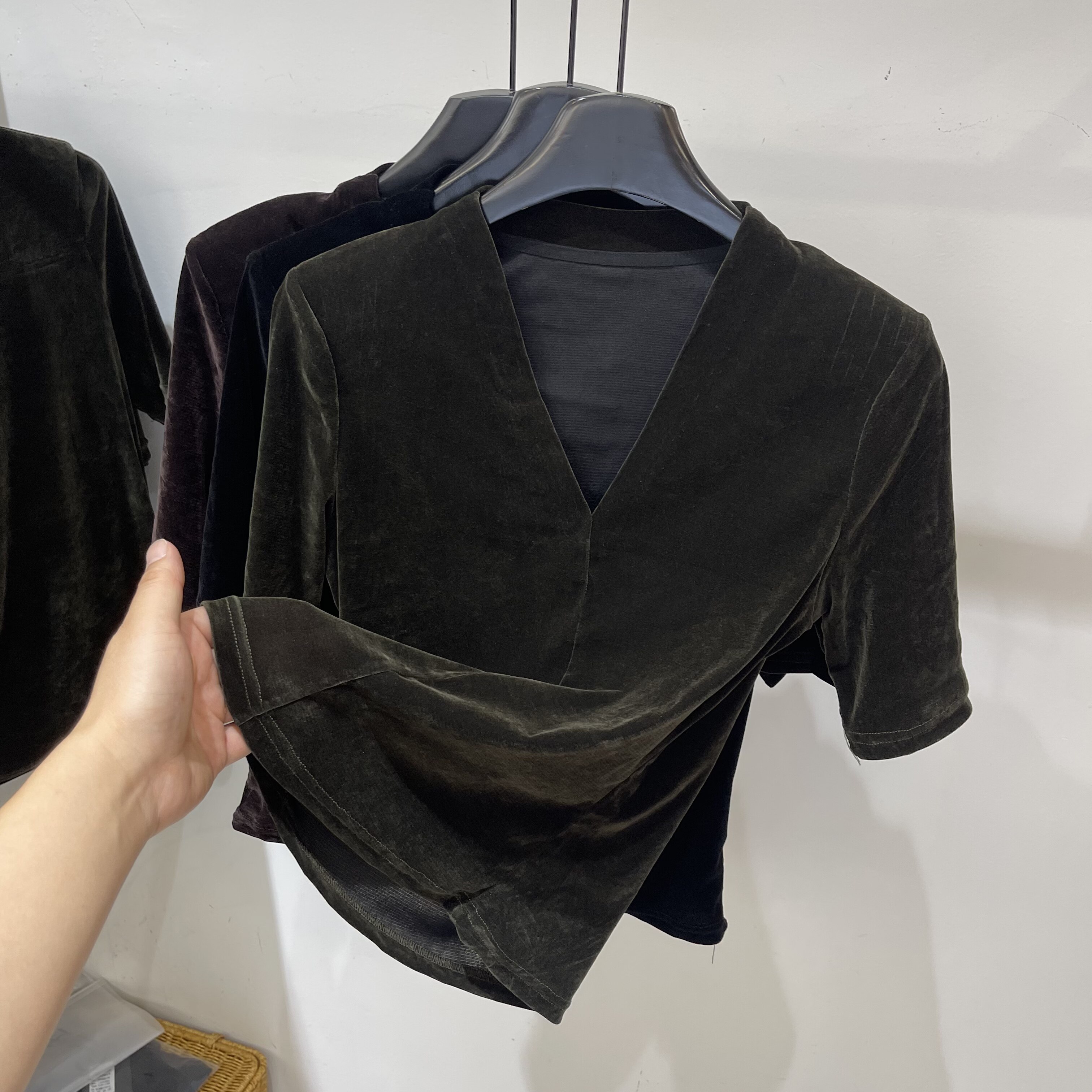 纯色V领丝绒拼接短袖T恤女柔软