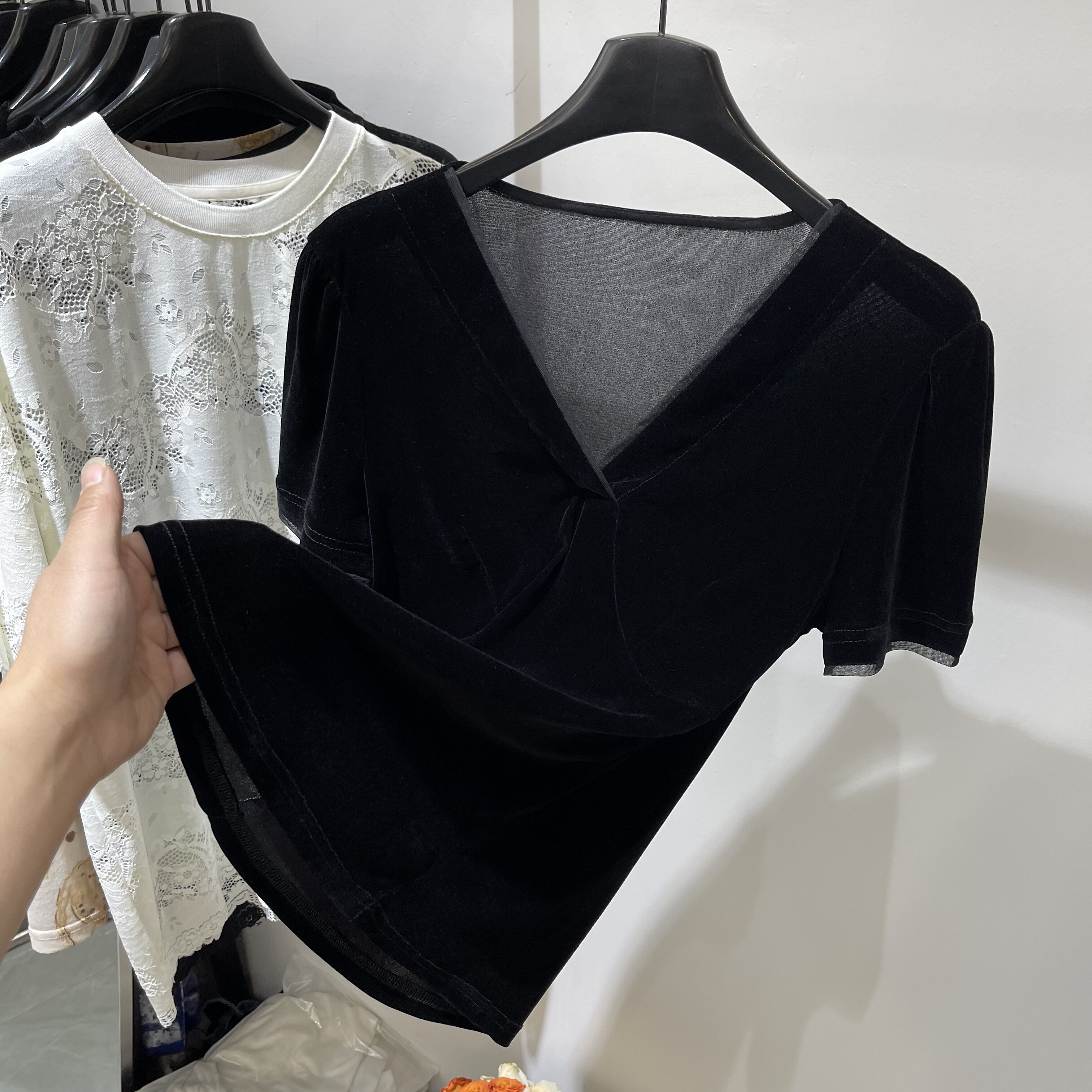 设计感黑色V领网纱拼接丝绒短袖T恤女2026春夏新款显瘦打底衫上衣