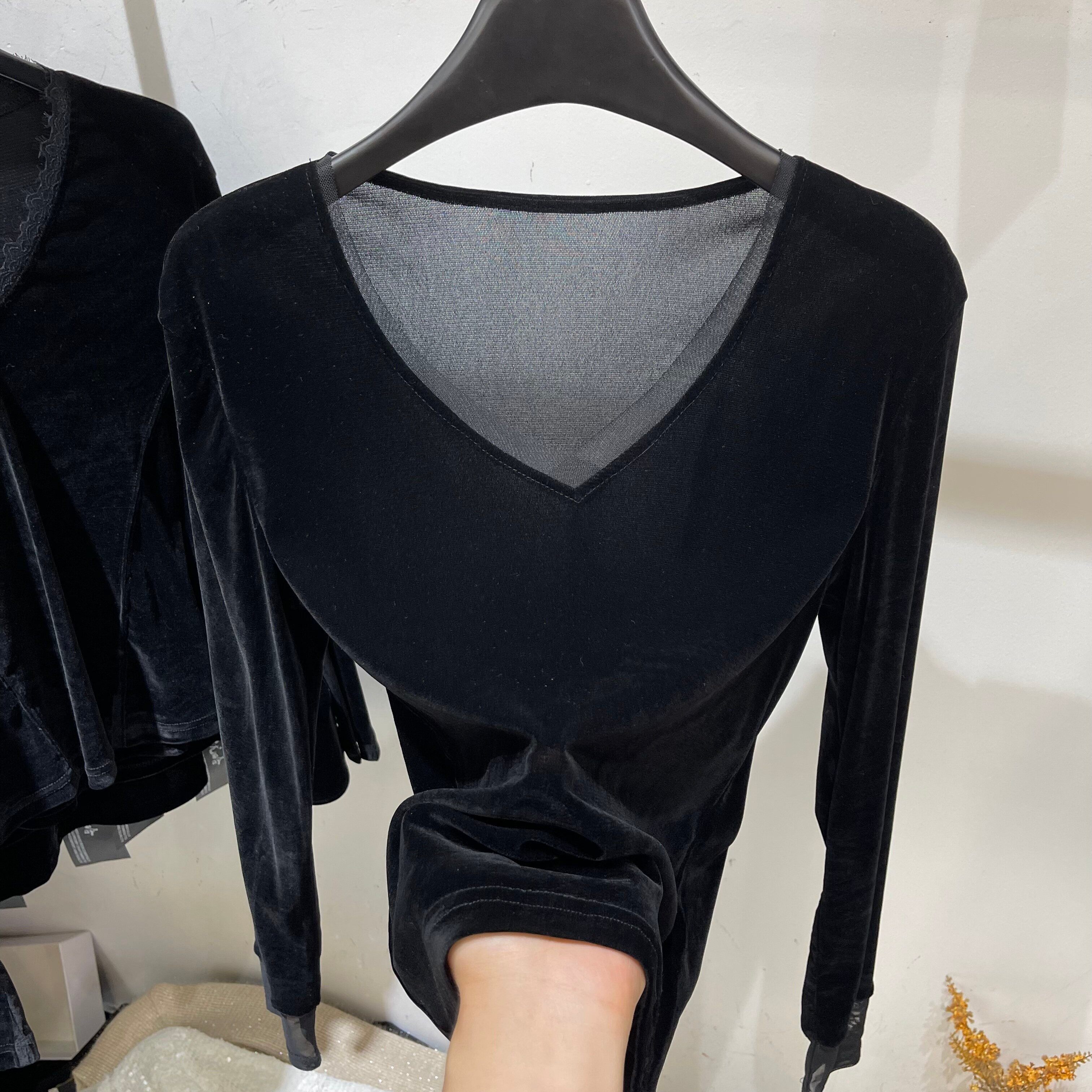 V领网纱丝绒拼接长袖T恤女2026早春新款时尚显瘦弹力打底衫上衣潮