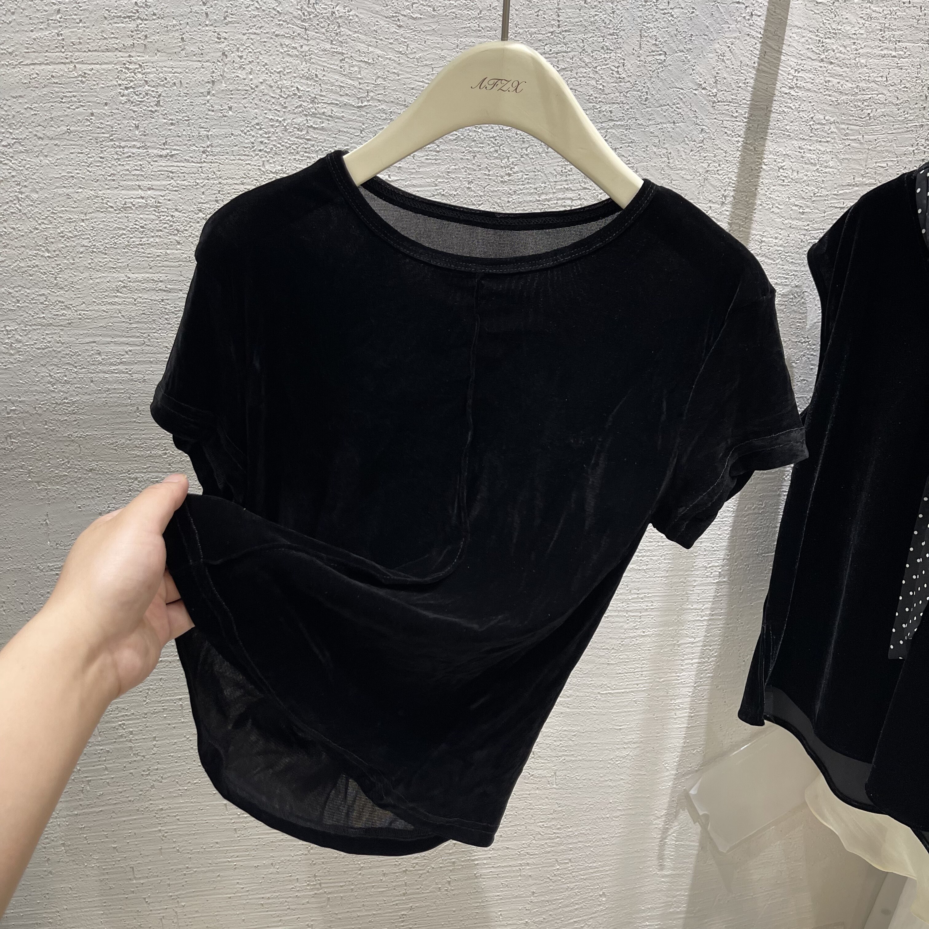 简约优雅黑色丝绒短袖T恤女宽松