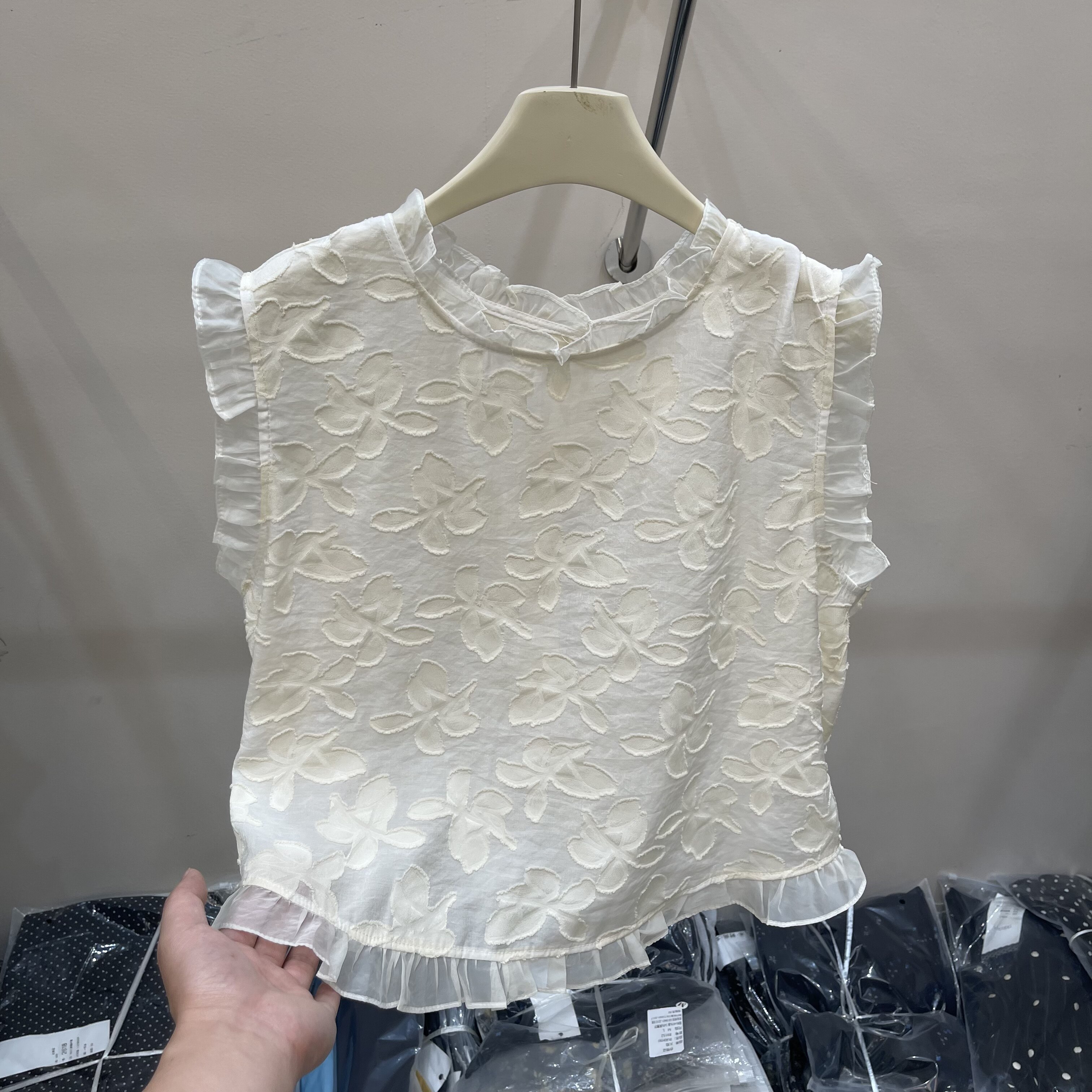 后背纽扣木耳边无袖提花小衫女