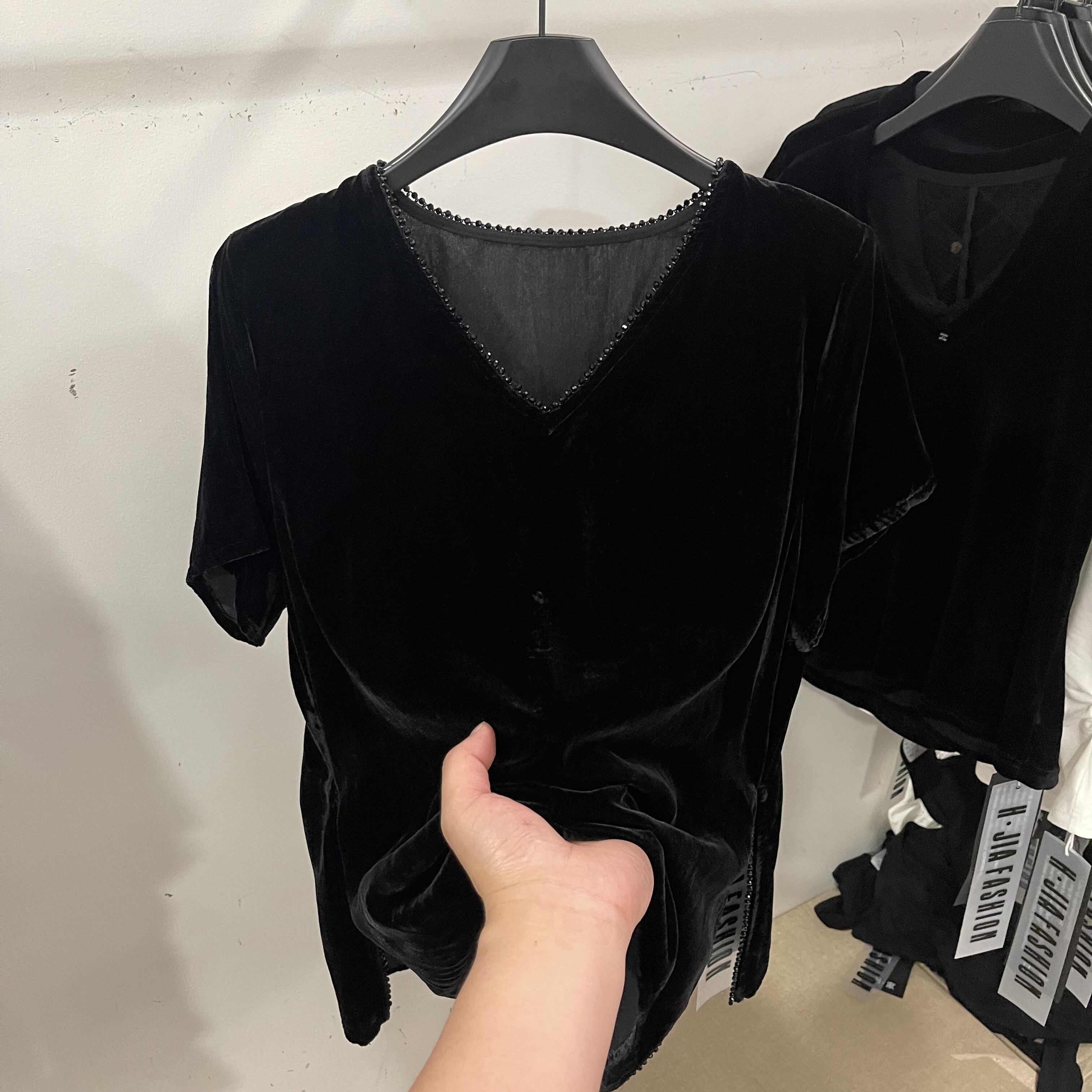 黑色V领钉珠边丝绒短袖T恤女宽松