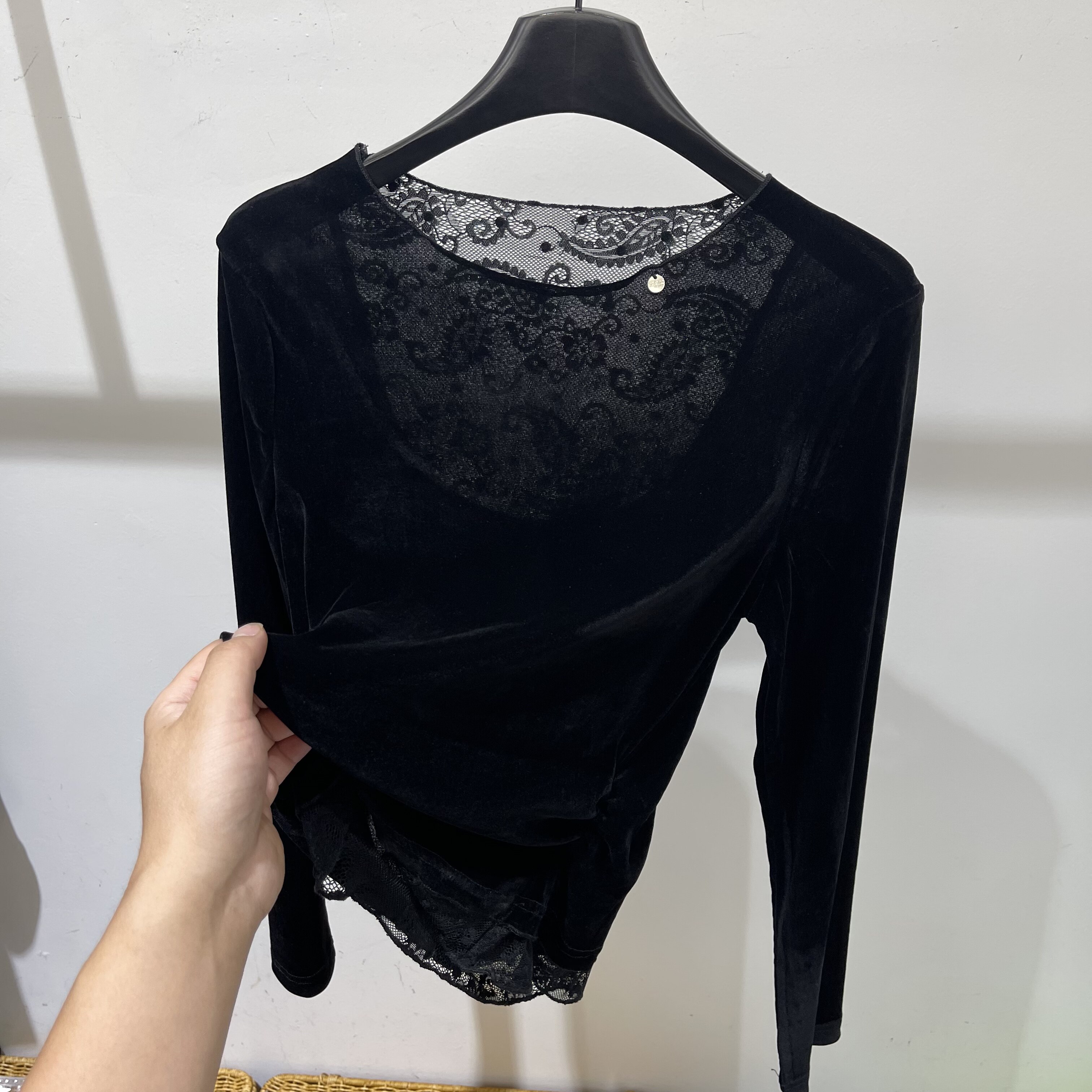 后背蕾丝拼接丝绒长袖T恤女褶皱