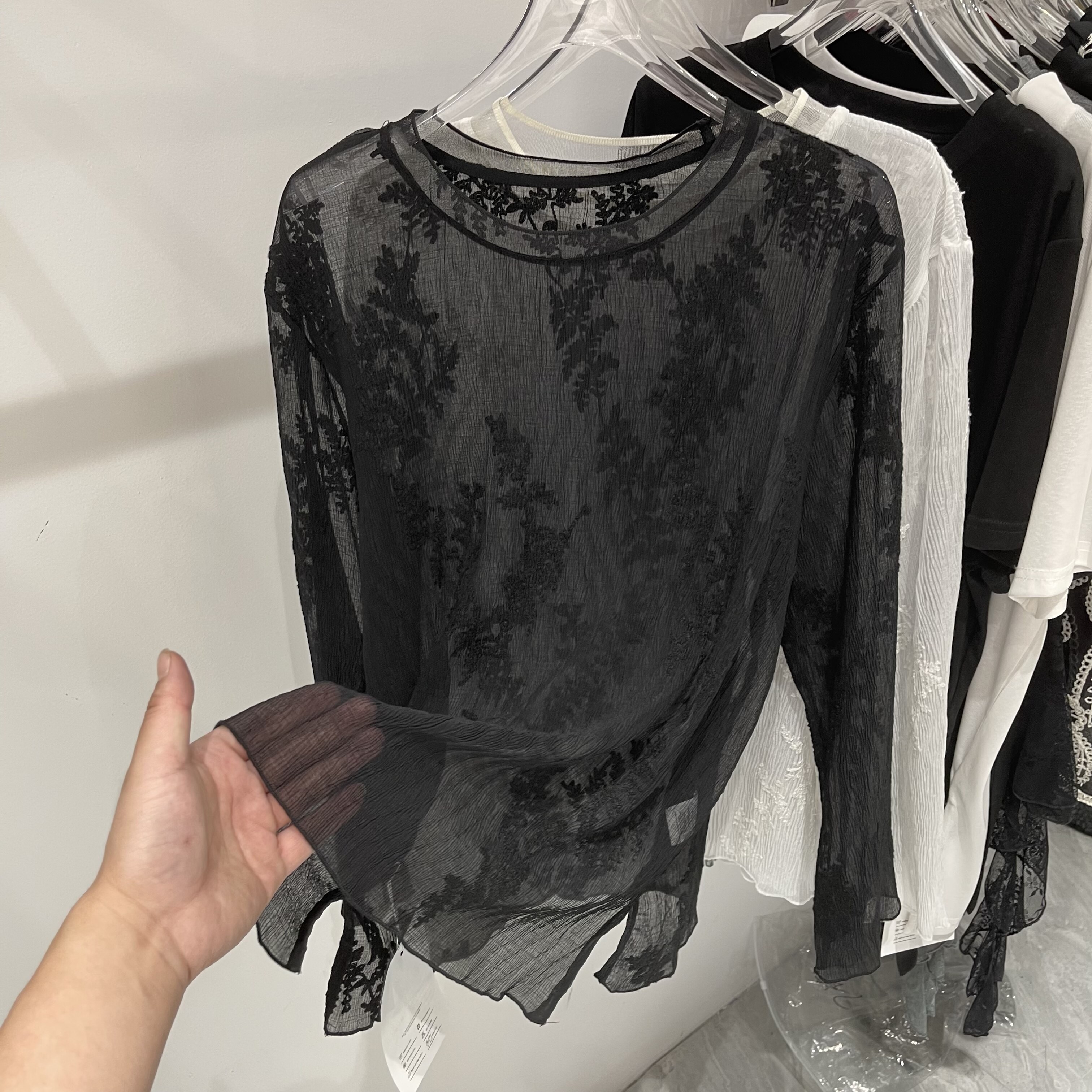 肌理感刺绣圆领蕾丝开叉小衫女