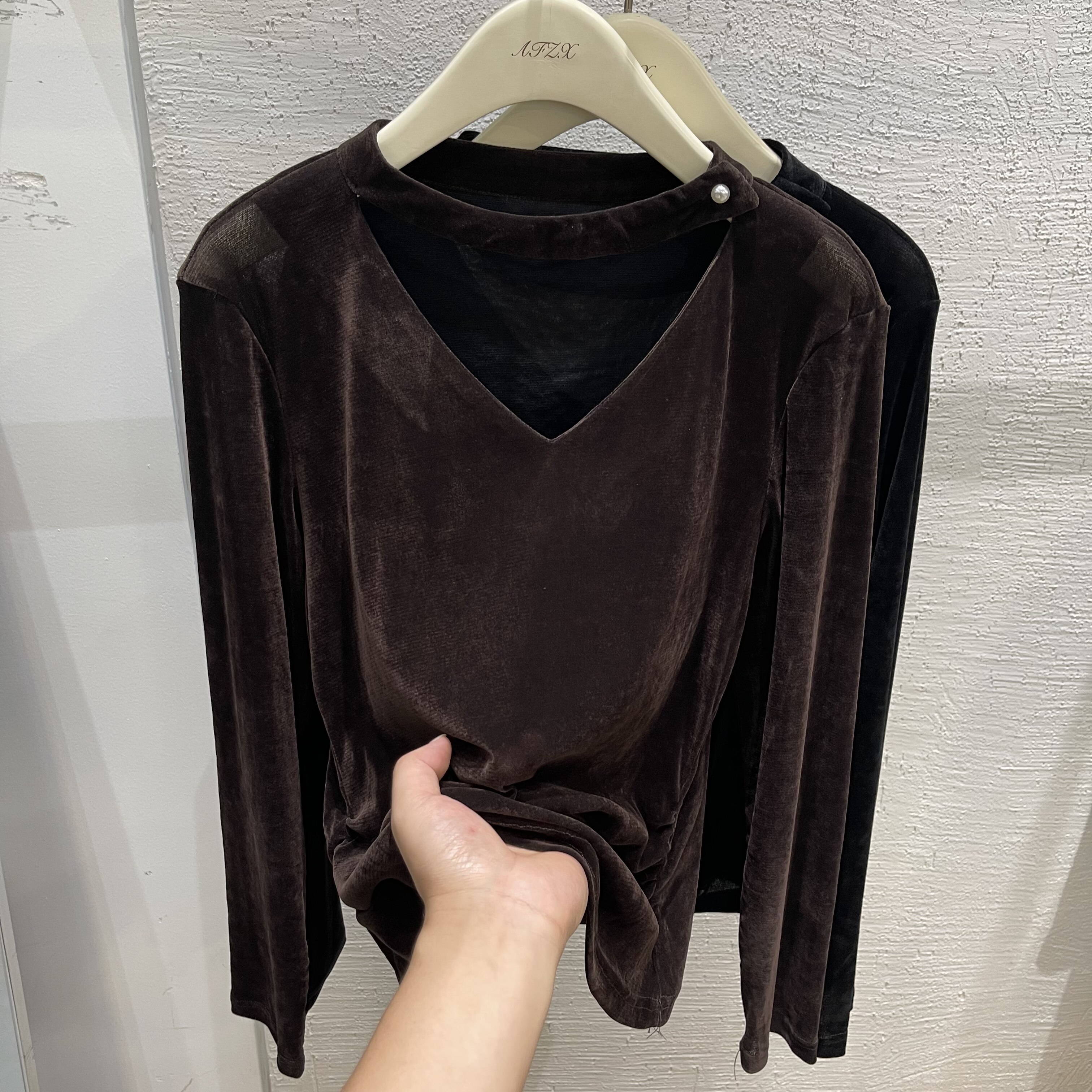 挂脖V领丝绒长袖T恤女褶皱修身