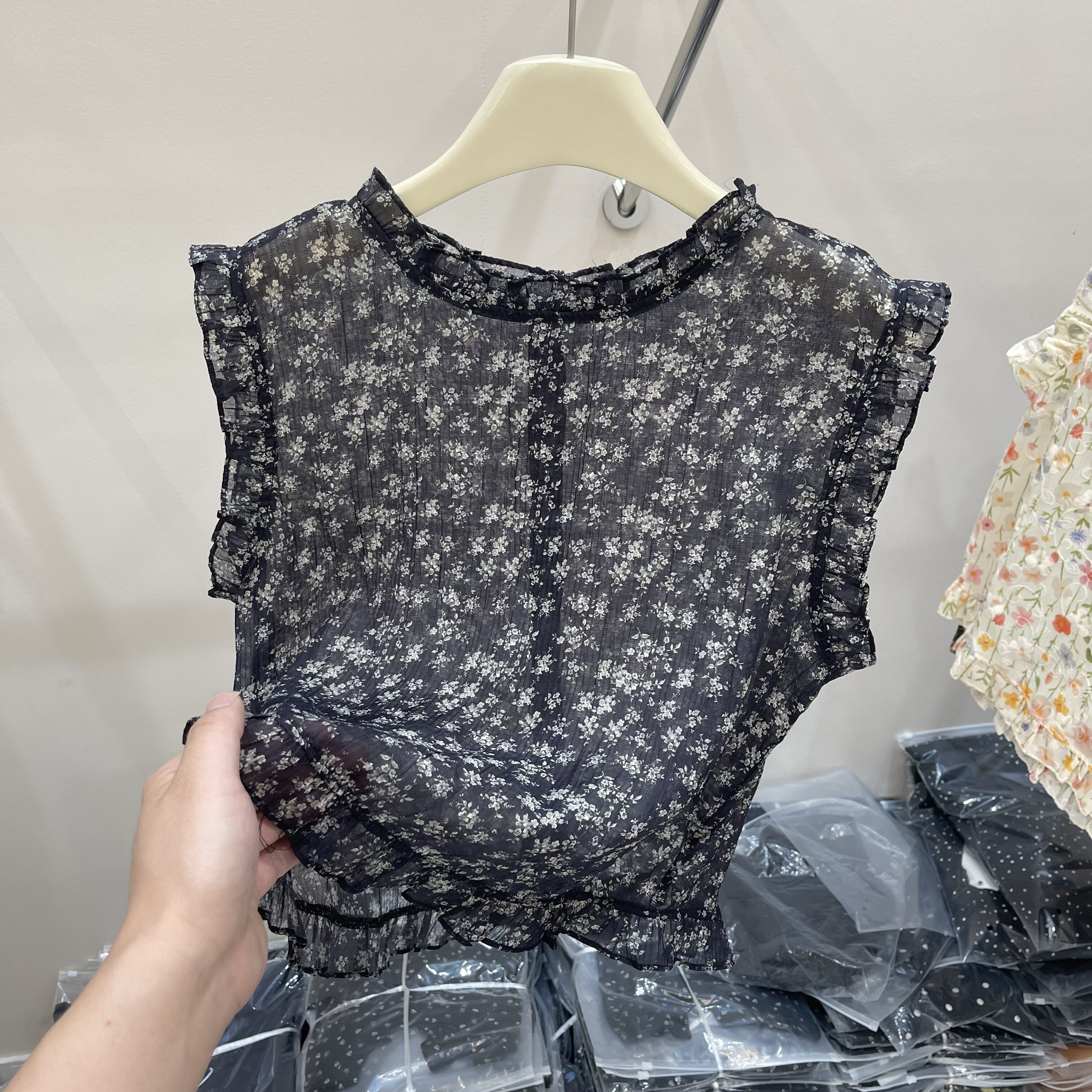 后背纽扣木耳边碎花无袖背心女