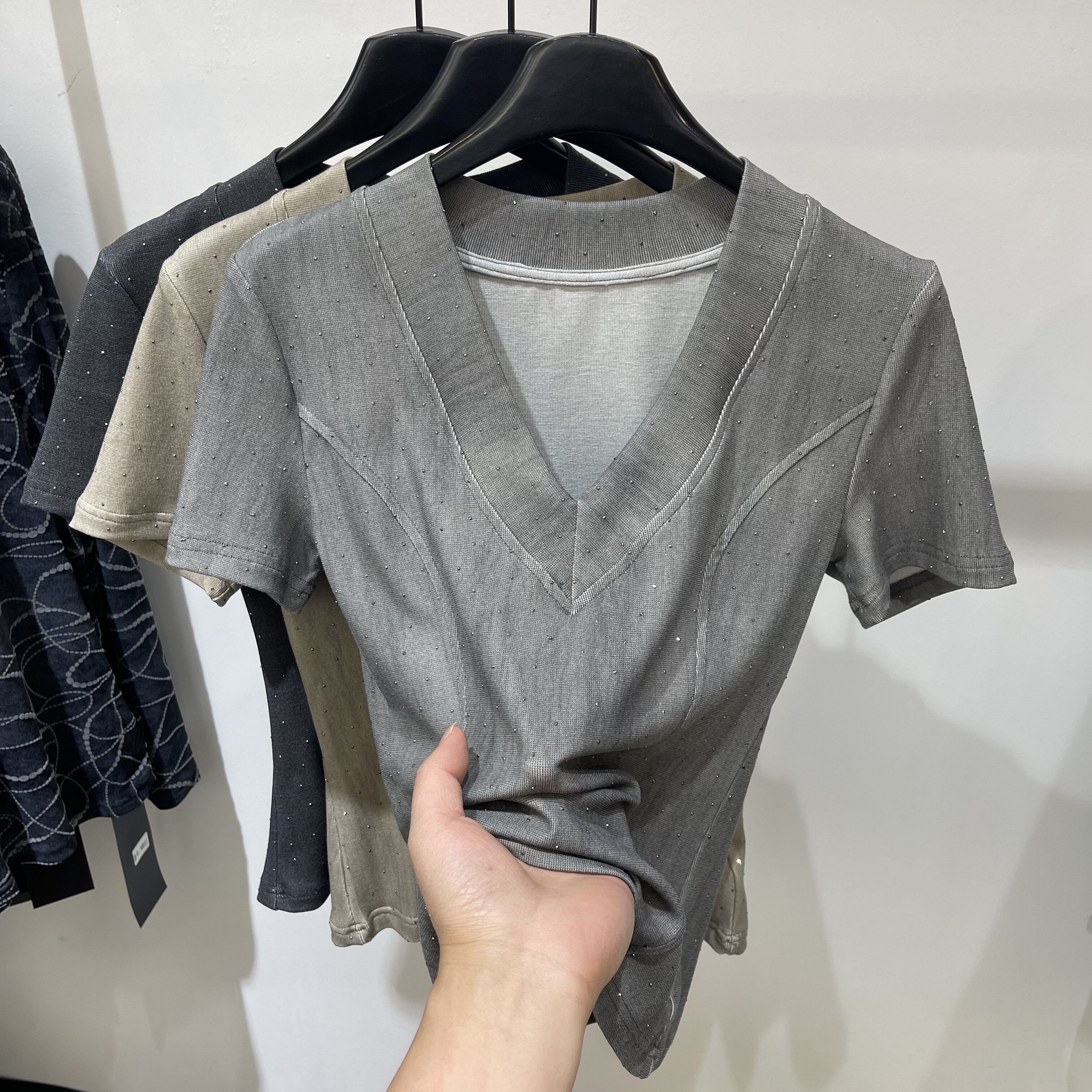 V领烫钻拼接短袖T恤女2026春款新款显瘦纯色洋气亲肤打底衫上衣潮