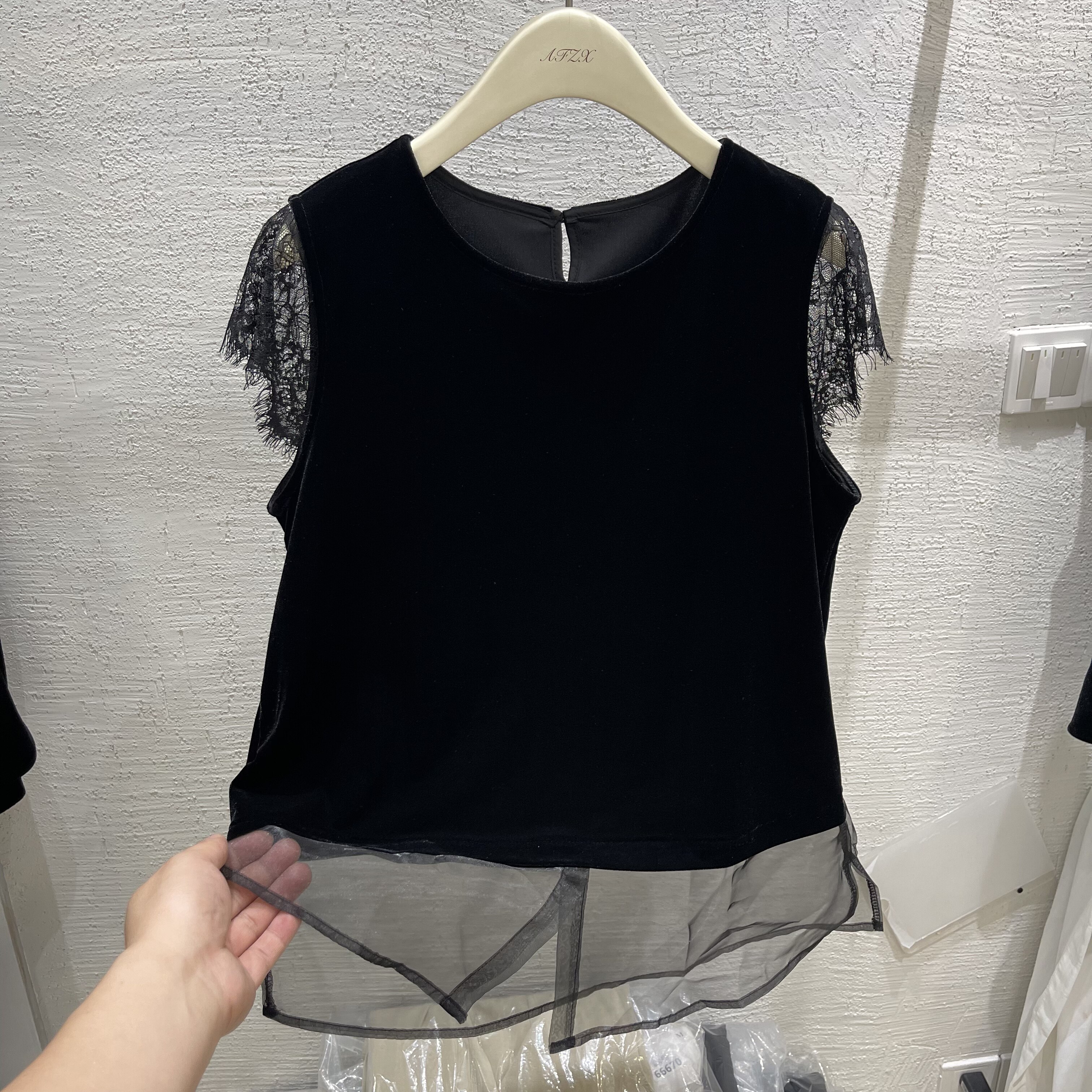 中长款黑色丝绒蕾丝拼接无袖T女