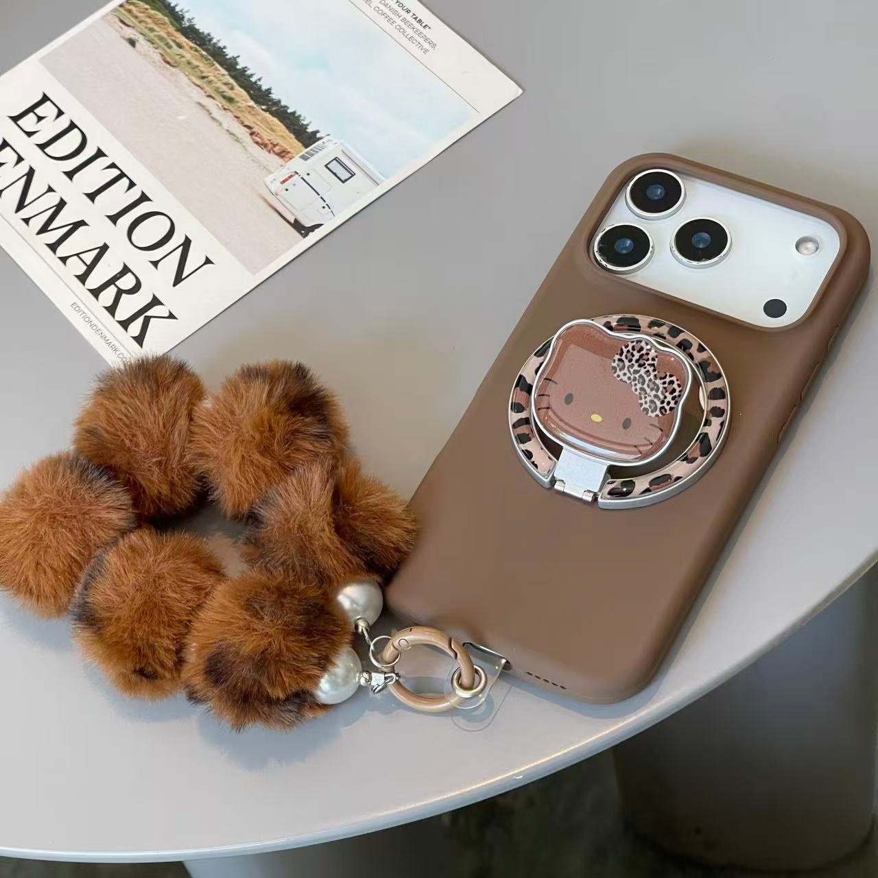 高级感复古棕咖kt猫磁吸支架毛绒手腕带适用于苹果17手机壳iphone16promax液态硅胶15/14可拆卸14套13