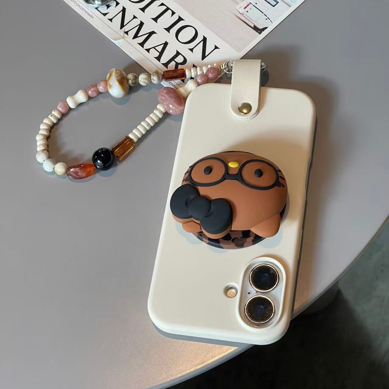 奶白撞色棕黑皮kitty猫磁吸支架手腕链条适用于苹果17手机壳iphone16promax液态硅胶15套14/13套12