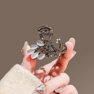 2025新款发夹中号发抓半扎鲨鱼夹头饰水晶孔雀小抓夹高级感发饰女