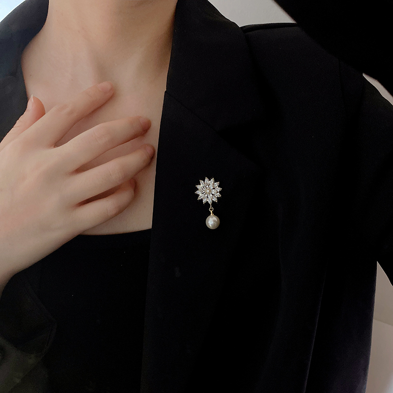 高档锆石雏菊胸针胸花女防走光领口衣服固定别针奢华大气韩国配饰