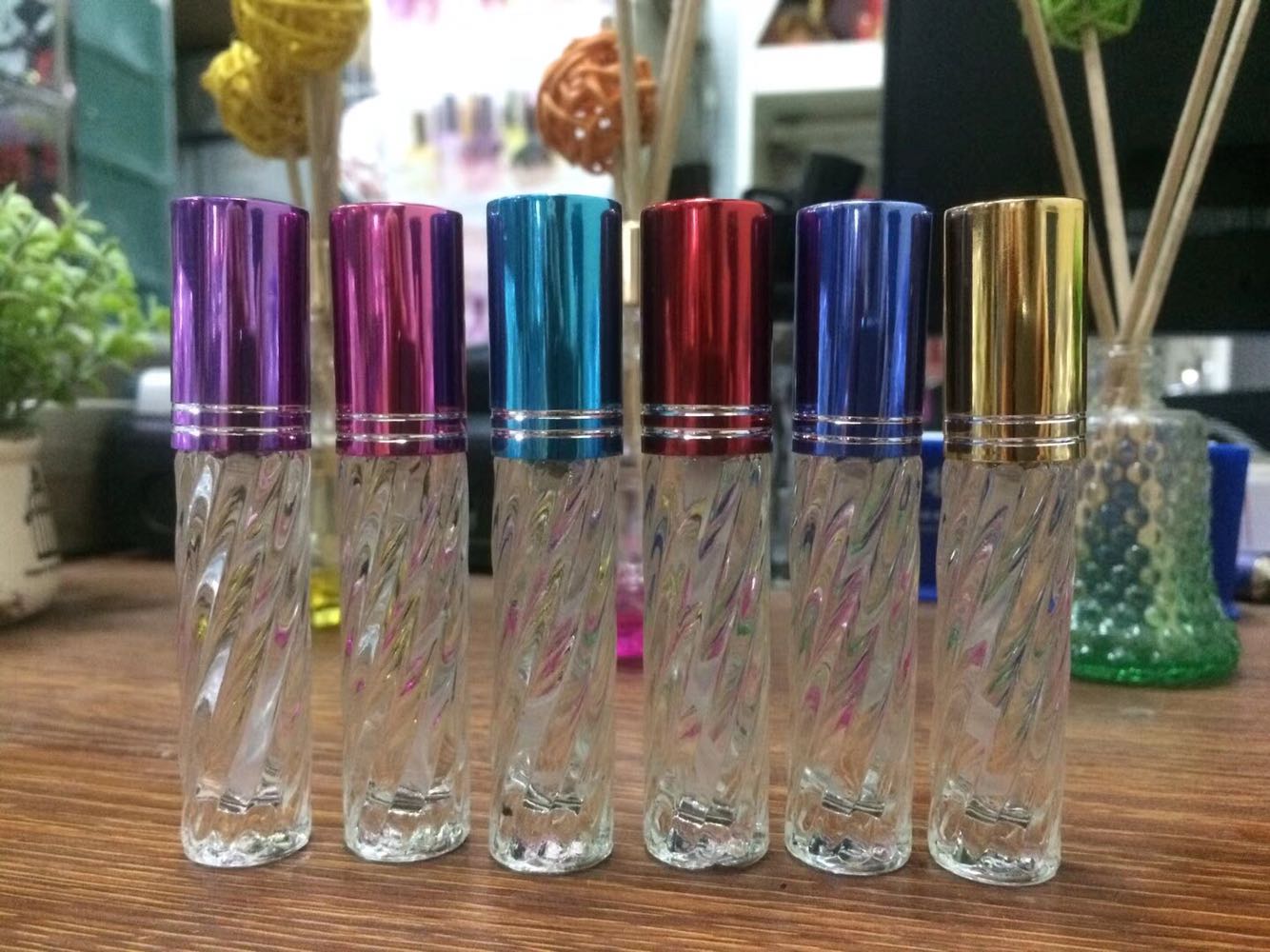 促销 走珠香水瓶 玻璃瓶 彩盖瓶 分装瓶 空瓶子 香水瓶4毫升在类目 基础建材, 配件专区, 玻璃配件, 玻璃夹中 - 来自Buy2taobao.com提供专业的淘宝代购服务