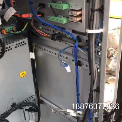 机器人控制箱IRC5，外观如图 不包好坏出售 咨询议价